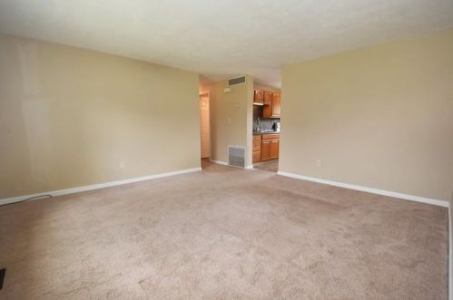 555 Carnival Dr, Pittsburgh, PA 15239-2626