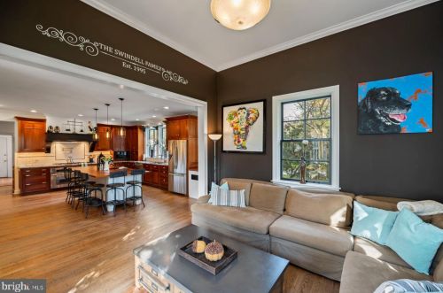 580 Mermaid Ln, Philadelphia PA 19118-4026 exterior