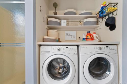 12 Canterbury Ln, Windsor CT 06095-2064 exterior