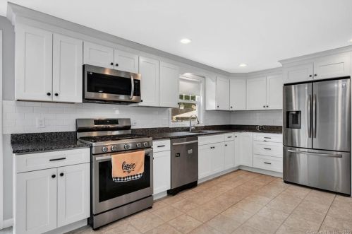 19 Burnham St, Enfield CT 06082-6102 exterior