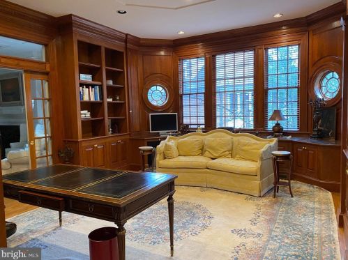 1289 Ballantrae Farm Dr, Mc Lean VA 22101-3027 exterior