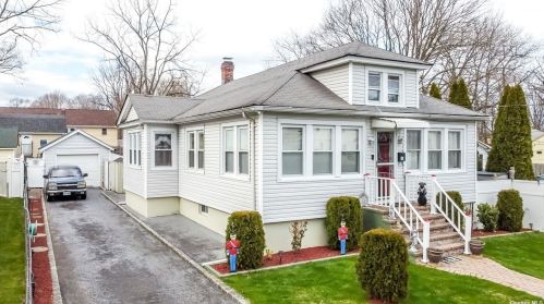 38 12th St, Huntington Station, NY 11746-2403