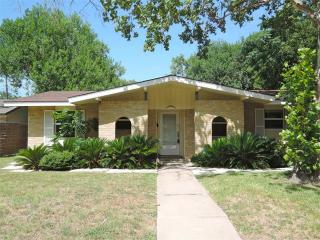8212 Renton Dr, Austin TX  78757-7813 exterior
