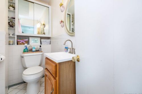 3 St, Windsor Locks CT 06096-1357 exterior