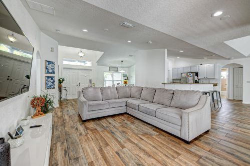 912 Paar Dr, Fort Pierce FL 34953-5623 exterior