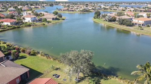 2062 Grv Dr, Naples FL 34120-1424 exterior