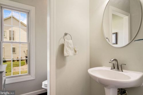 916 Brick Mnr Cir, Silver Spring MD 20905-3819 exterior