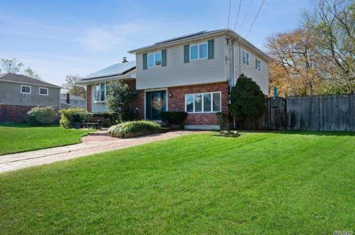 662 Interlaken Ln, Babylon, NY 11703-2913