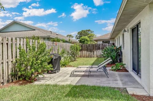 698 109 Ave, Naples FL 34108-1810 exterior