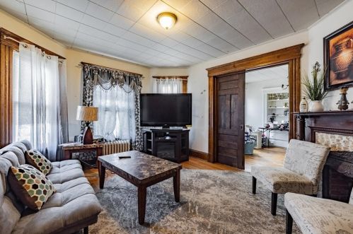 19 Parkwood St, Springfield MA 01108-2609 exterior