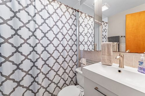 1421 Harris Ave, Pittsburgh PA 15205-3946 exterior