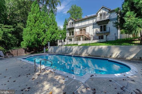 1515 Highwood Dr, Mc Lean VA  22101-5800 exterior