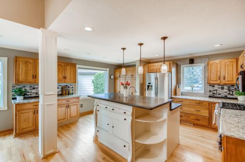 537 Saxony Ct, Chaska, MN 55318-1471