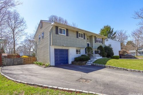 4 Alice Ln, Commack, NY 11725-3103