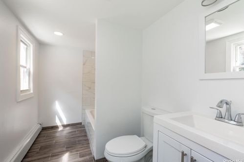 8 Fernwood Dr, Commack NY  11725-4714 exterior