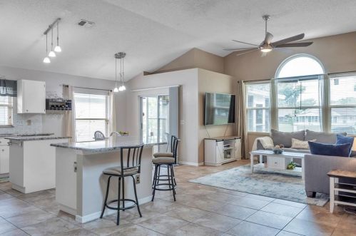 9616 Long Meadow Dr, Tampa FL  33615-1236 exterior