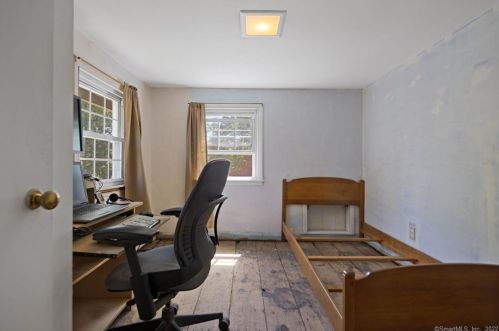 158 Center St, Windsor Locks CT 06096-2409 exterior