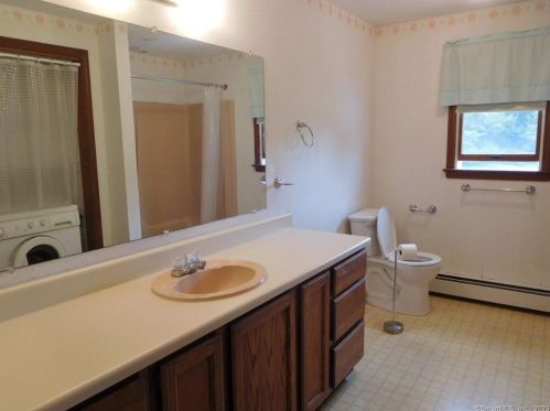 2 Somers Rd, Enfield CT 06082-3226 exterior