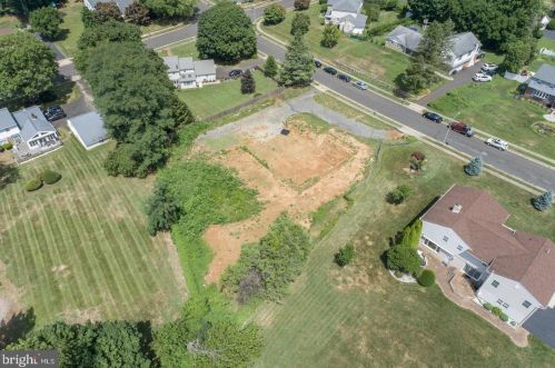 1172 Laurel Ln, Huntingdon Valley PA 19006-3216 exterior