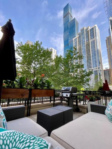 181 Westshore Dr, Chicago, IL 60601-7287