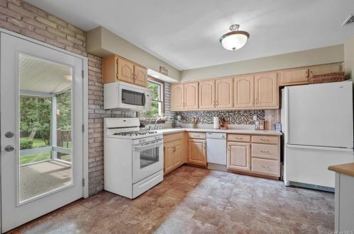 24 Tamarack Hl Dr, Poughkeepsie NY 12603-1112 exterior