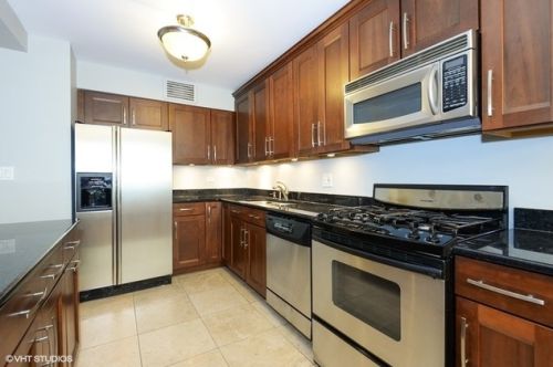 40 Cedar St, Chicago, IL 60611-1138