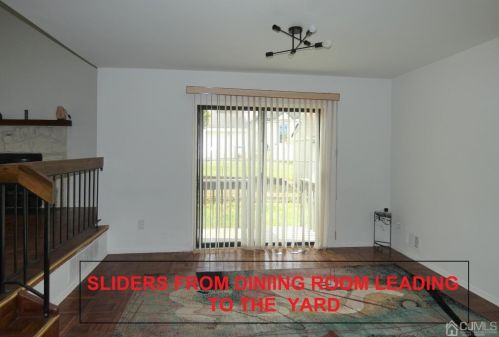 8 Auld Way, Edison NJ 08817-2401 exterior