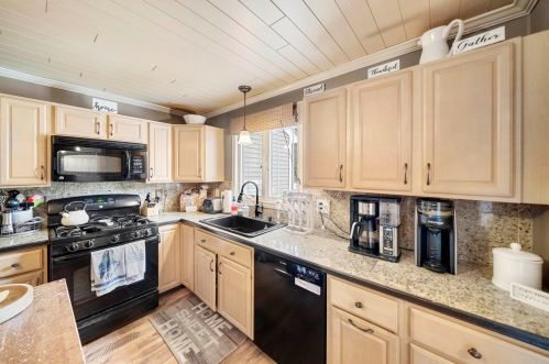 17 Hooksett Tpke, Concord NH  03304-4415 exterior