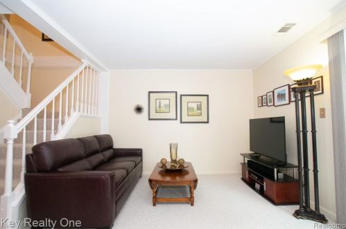 1106 Moreland Ct, Rochester, MI 48307-3094