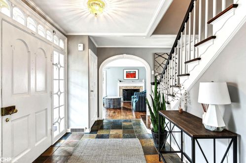 6841 Barnett Ln, Milwaukee WI  53217-3602 exterior