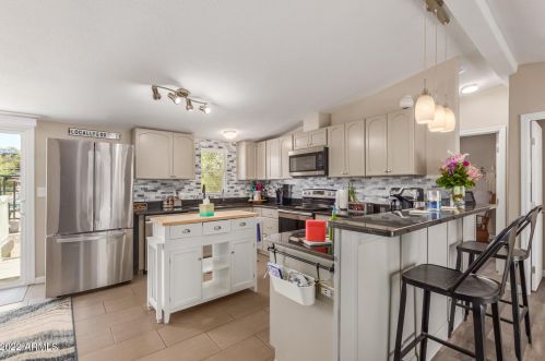 2208 Estrella Rd, Phoenix AZ 85087-8179 exterior