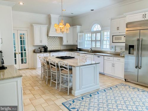 1289 Ballantrae Farm Dr, Mc Lean VA 22101-3027 exterior