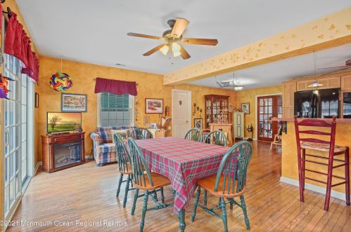 142 Beechwood Dr, Red Bank NJ 07702 exterior