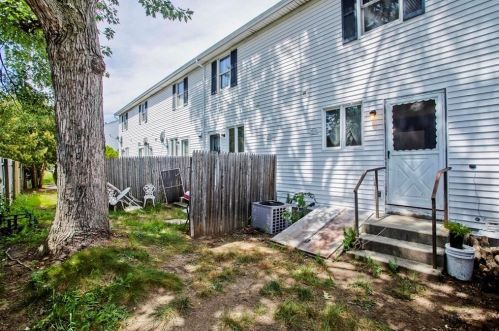 120 Lamplighter Ln, Springfield MA 01119-1675 exterior