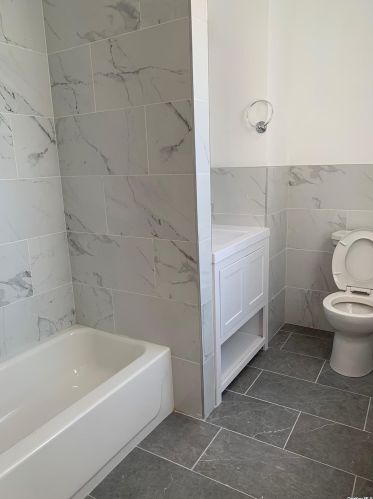 83 Dartmouth St, Valley Stream NY  11581-3215 exterior