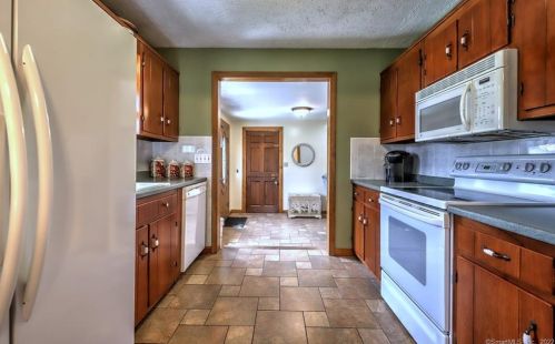 405 Rutland Rd, Milford CT 06461-1824 exterior