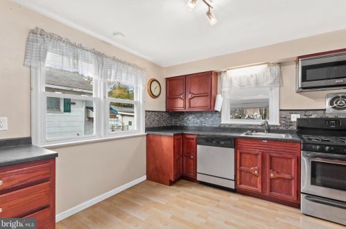 581 Kings Hwy, Camden NJ 08106-2207 exterior