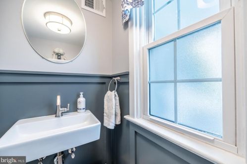 5 Lexington Ave, Pittsburgh PA 15215-3218 exterior