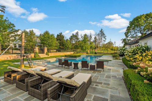 9303 Vly Hl Rd, Milwaukee WI 53217-1039 exterior