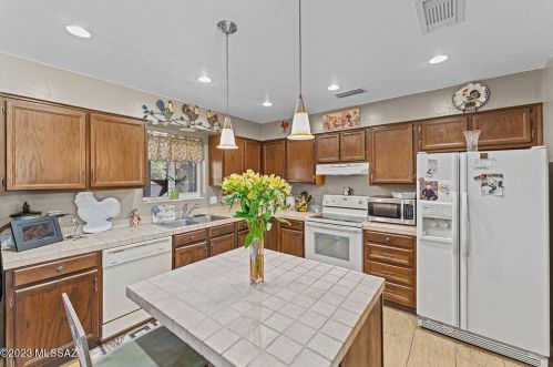 1066 Abrego Dr, Green Valley AZ 85614-3640 exterior