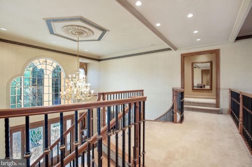 896 Alvermar Rdg Dr, Mc Lean VA 22102-1439 exterior