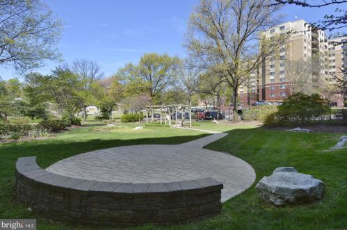 7333 New Hampshire Ave, Silver Spring MD  20912-6958 exterior