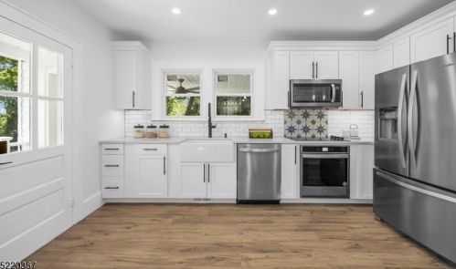 122 Ctr St, Clinton NJ 08809-1318 exterior