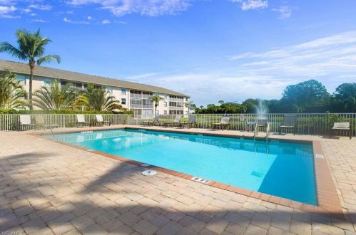 3250 Cypress Glen Way, Naples FL 34109-3825 exterior