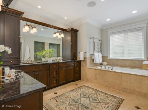 3720 Greenview Ave, Chicago IL 60613-3610 exterior