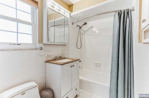 24 Un Ave, Nutley NJ 07110-3325 exterior