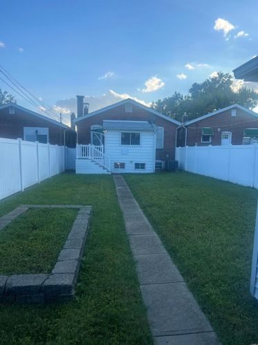 4939 Robert Ave, Saint Louis MO 63109-3861 exterior