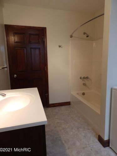 1053 Jackson St, Grand Rapids MI 49504-5481 exterior