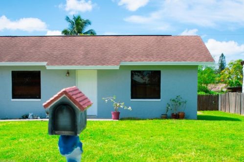 2101 52 Ln, Naples FL 34116-6831 exterior