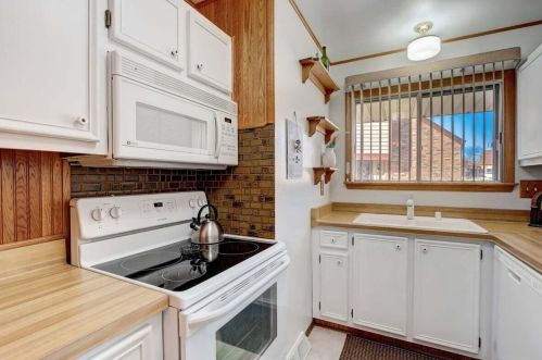 3951 College Ave, Milwaukee WI  53221-4542 exterior